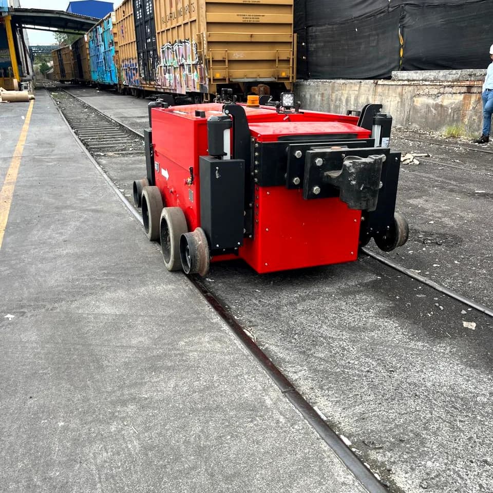 Rail Mover moviendo un vagón de ferrocarril en las instalaciones de un cliente