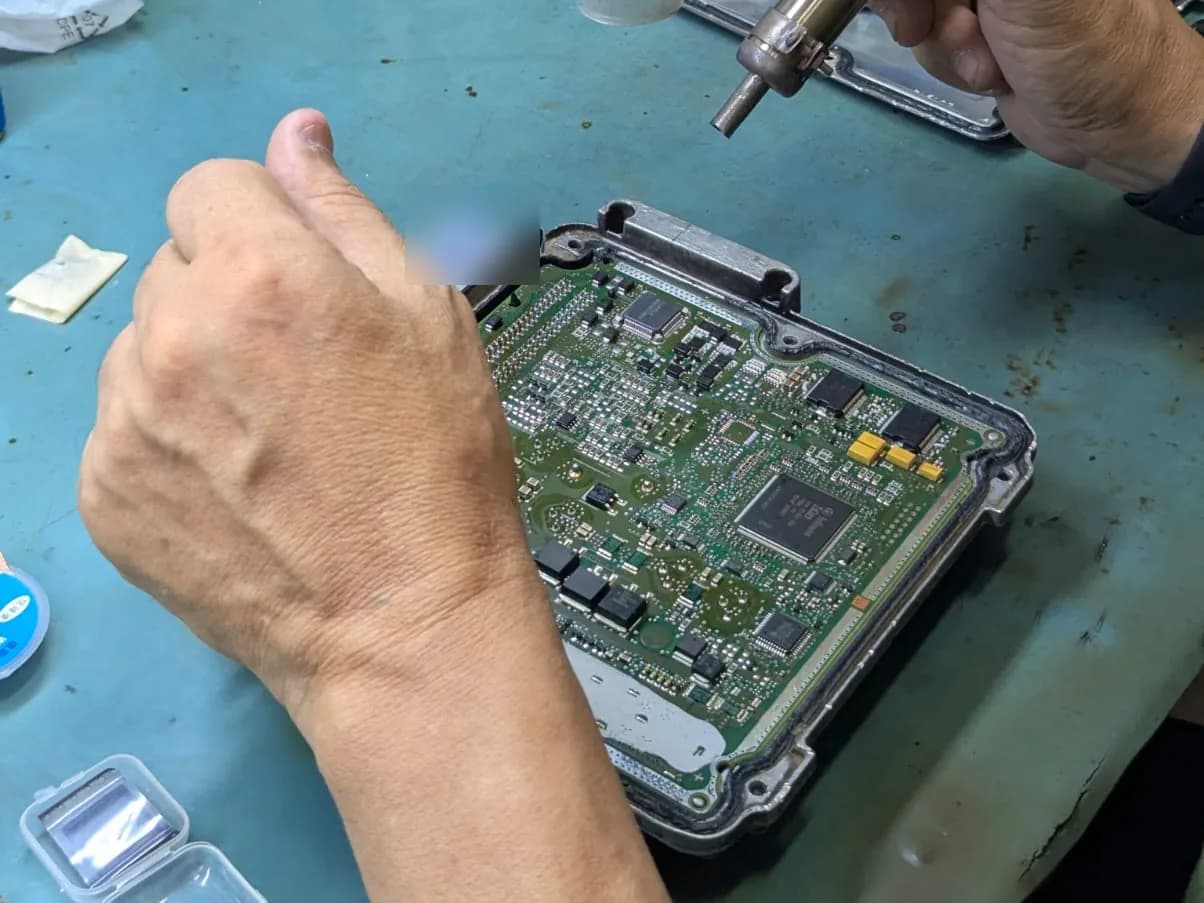 Reparación de una ECU bajo el microscopio